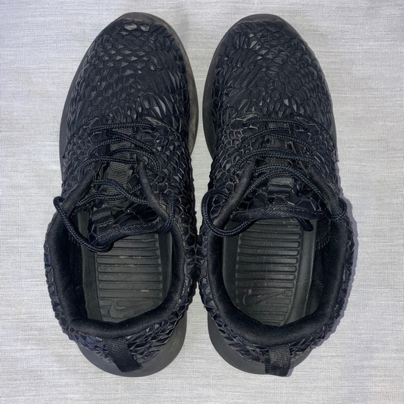 Nike 6 1/2 Women’s Roshe one triple Black Textured Sneakers - Picture 6 of 14